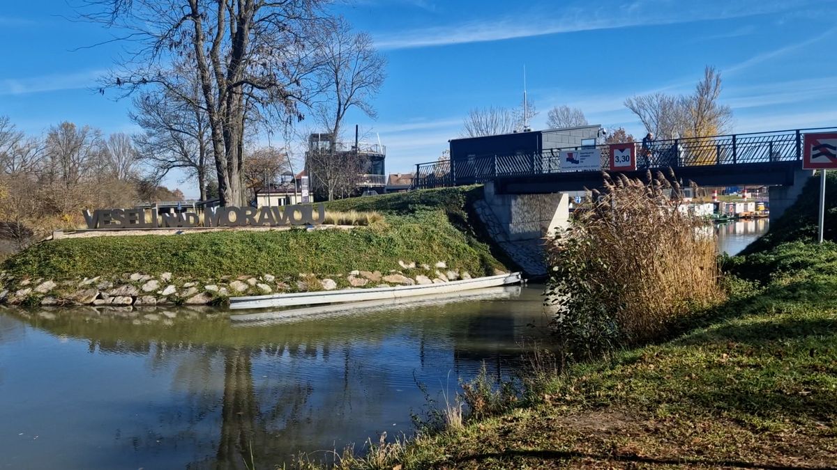 Baťovu kanálu roste návštěvnost. Rozvoj největšího přístavu blokují aktivisté